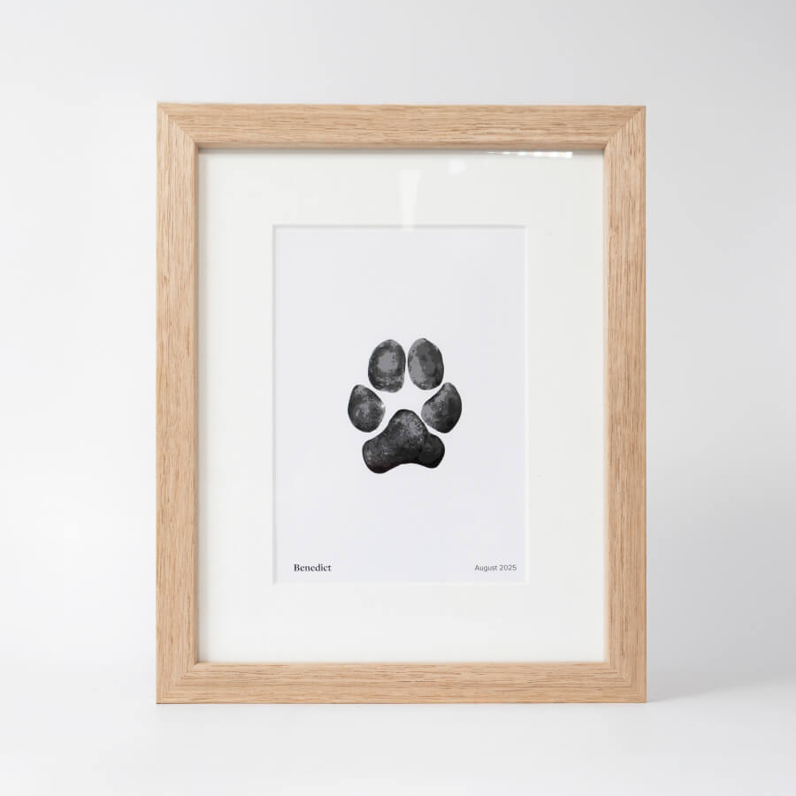 Paw print keepsake. Framed memorial print in black with an oak frame.